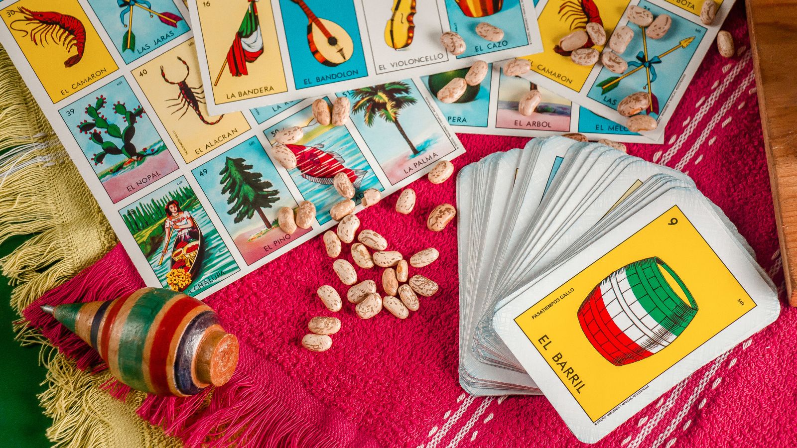 Don Clemente Lotería - auch als mexikanisches Bingo bekannt - liegt mit Tablas, Bohnen und Aufruferkarten auf dem Tisch